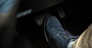 Read more about the article Why Does My Car Shake When I Brake? Causes and Fixes