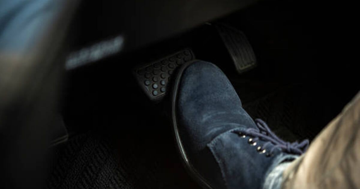 You are currently viewing Why Does My Car Shake When I Brake? Causes and Fixes
